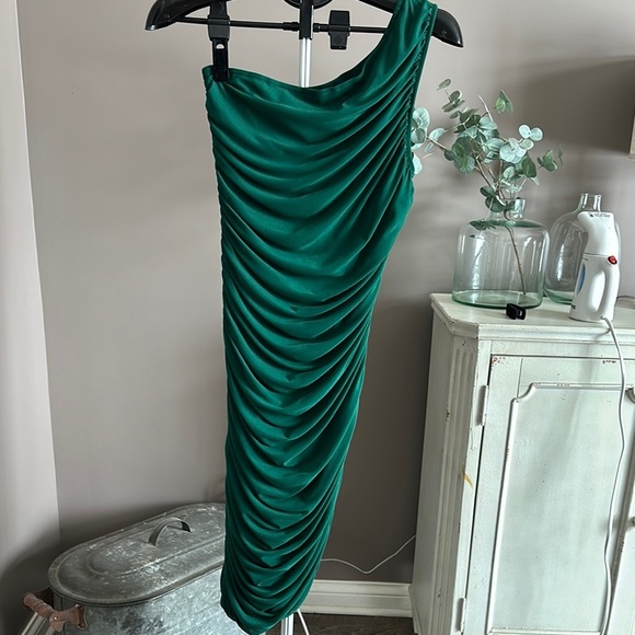NWT Pretty Garden One-Shoulder Green Dress
Cruise Wear - Picture 3 of 3